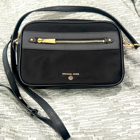 BNWT! Michael Michael Kors Jet Set Charm Black Crossbody - Picture 1 of 6